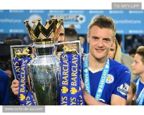 资深申花球迷大老王王尔康激情助威全国职工总决赛再现经典场面