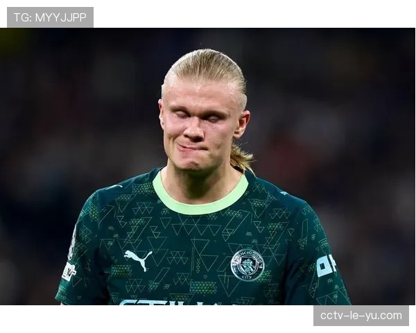 失利后，哈兰德独自留在场地内加练射门